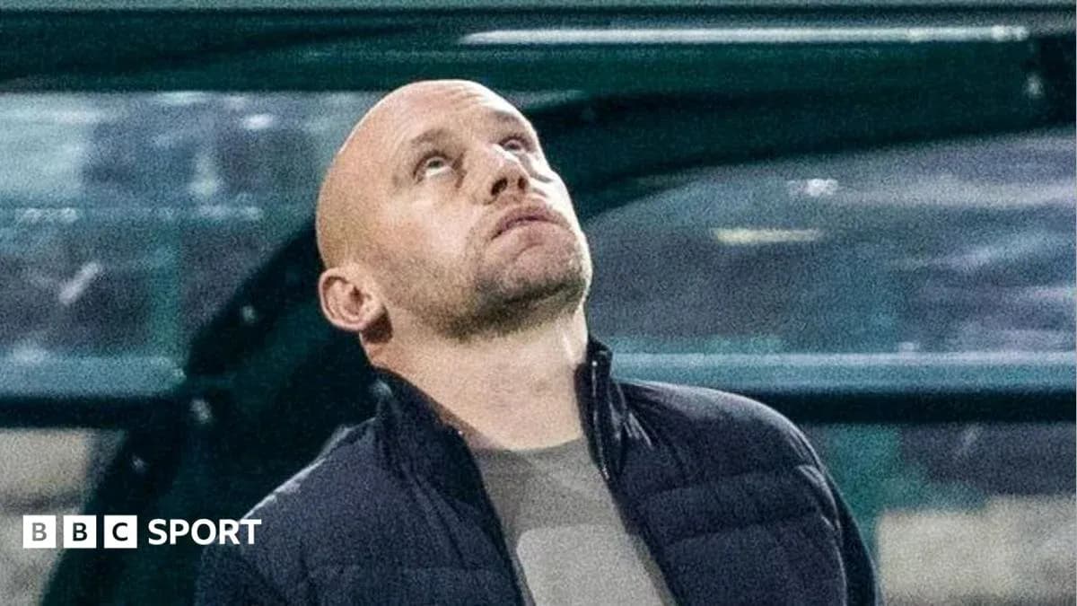 Entrenador mirando hacia arriba en el banquillo Entrenador mirando hacia arriba en el banquillo