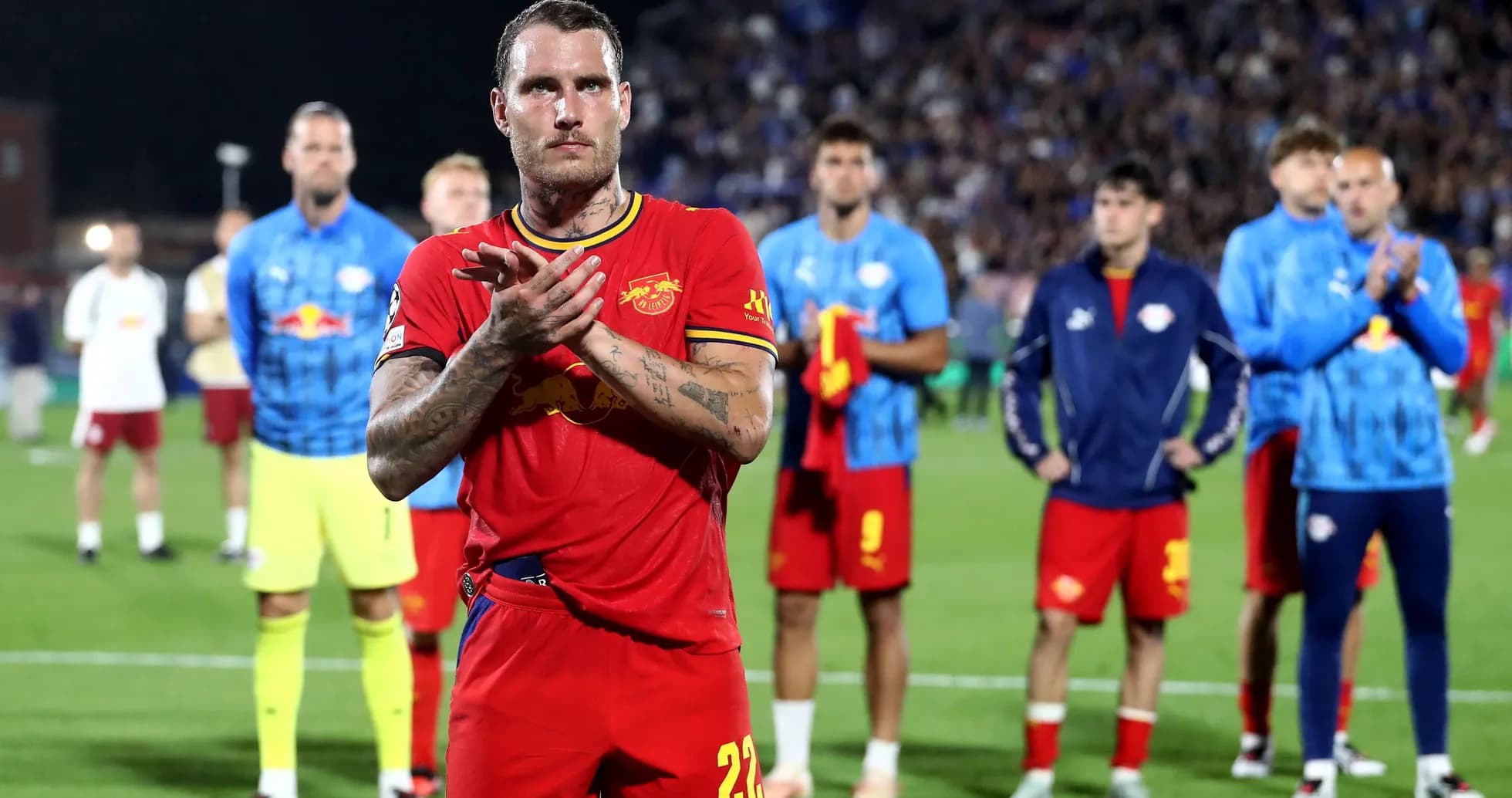 Jugador aplaudiendo en el campo tras el partido Jugador aplaudiendo en el campo tras el partido