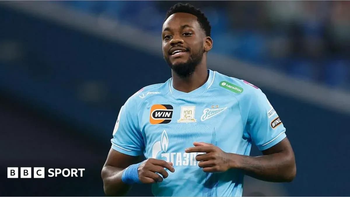 Jugador sonriendo con camiseta del Zenit en el campo Jugador sonriendo con camiseta del Zenit en el campo
