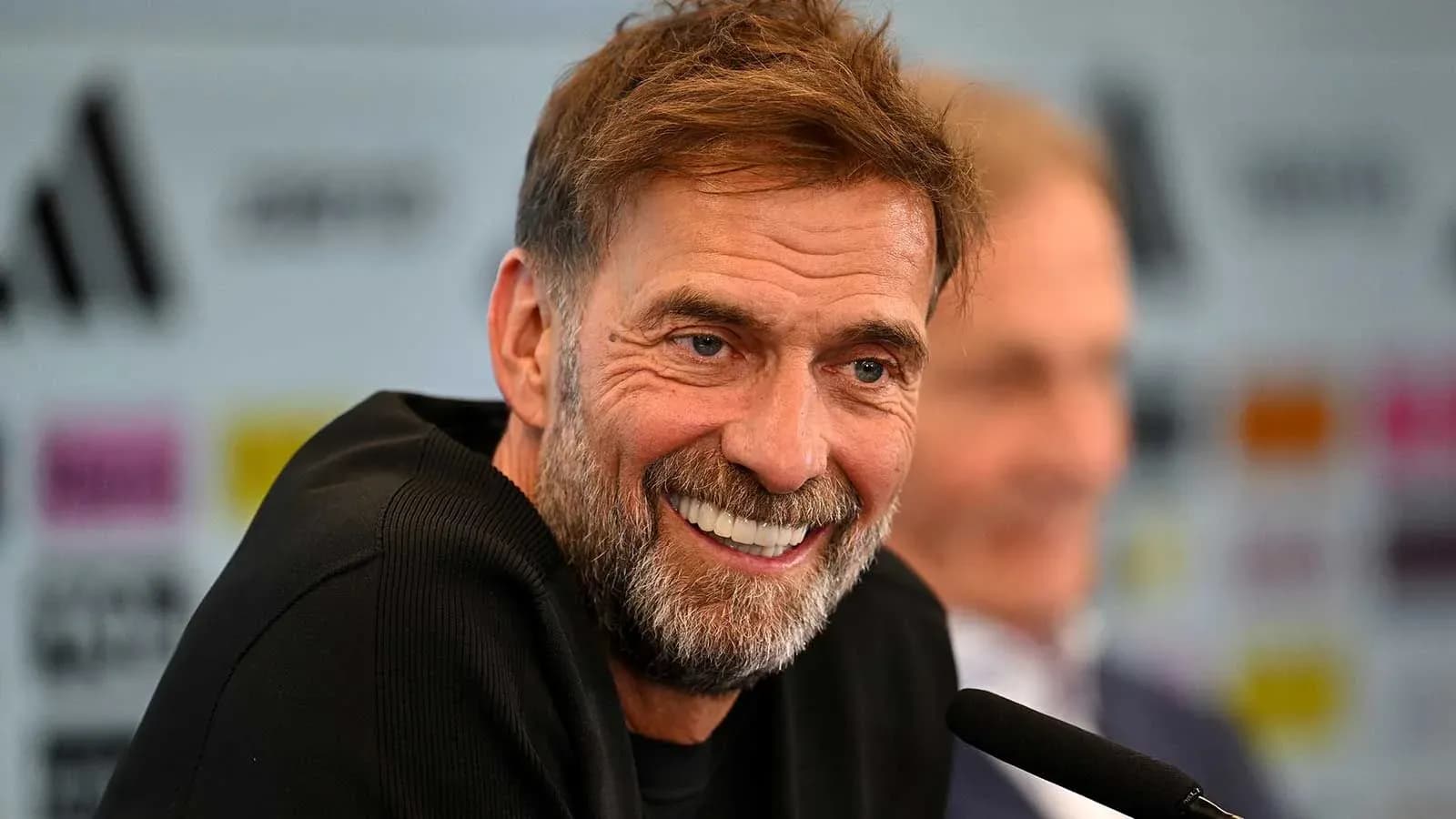 Entrenador sonriendo durante la rueda de prensa Entrenador sonriendo durante la rueda de prensa