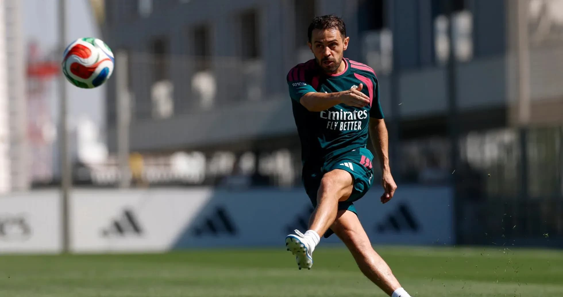 Jugador chutando un balón durante entrenamiento Jugador chutando un balón durante entrenamiento
