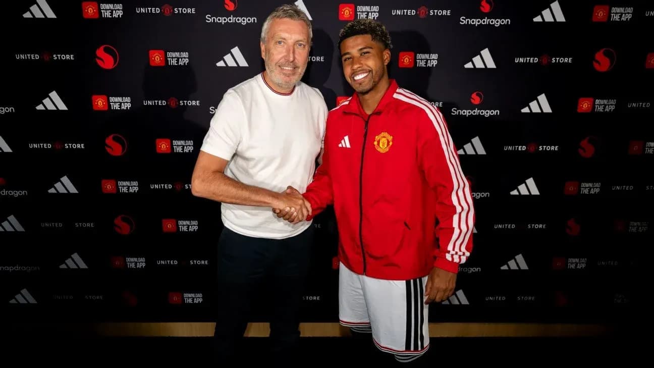 Dos hombres estrechándose la mano en evento de presentación Dos hombres estrechándose la mano en evento de presentación