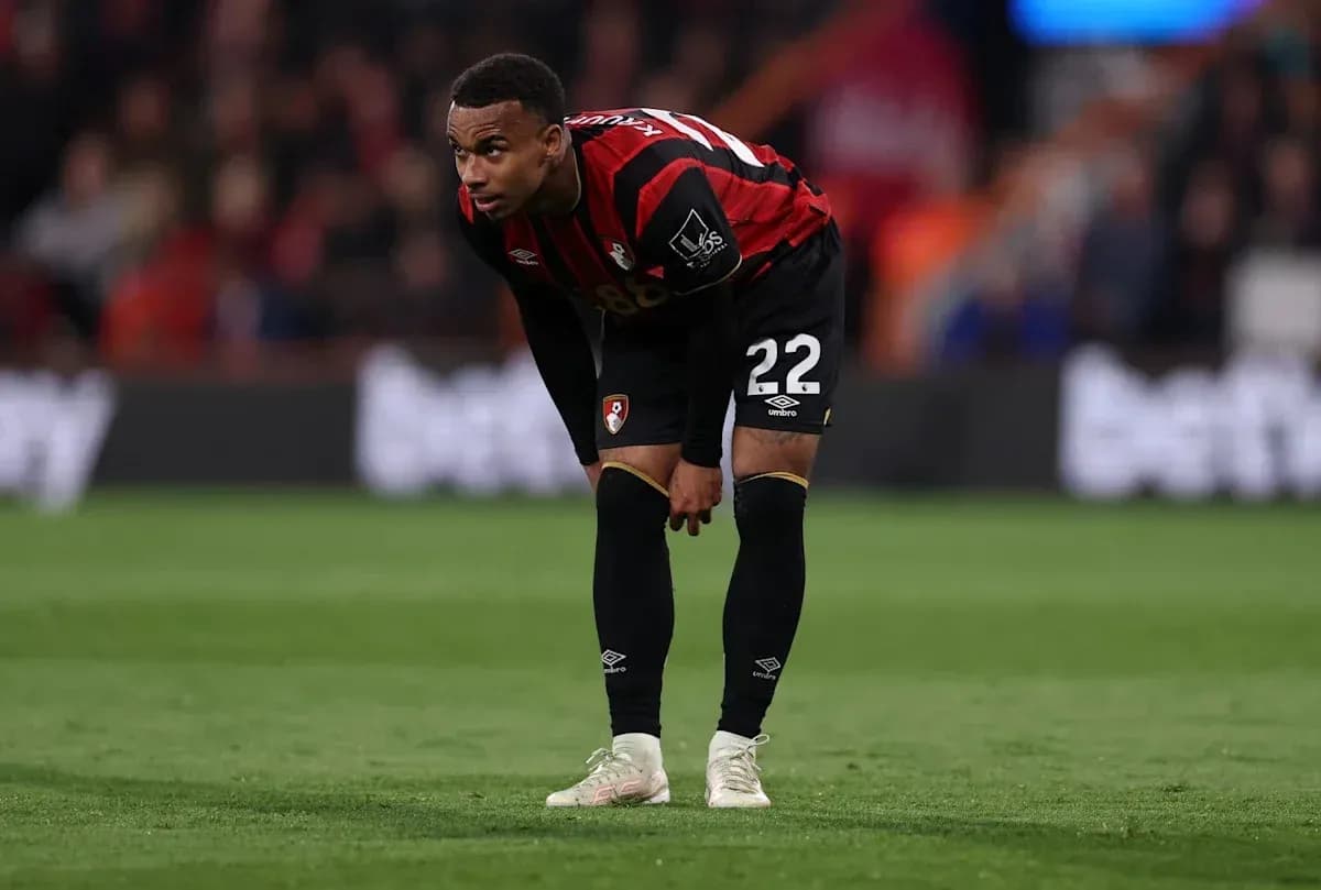 Jugador de Bournemouth en posición de descanso en el campo Jugador de Bournemouth en posición de descanso en el campo
