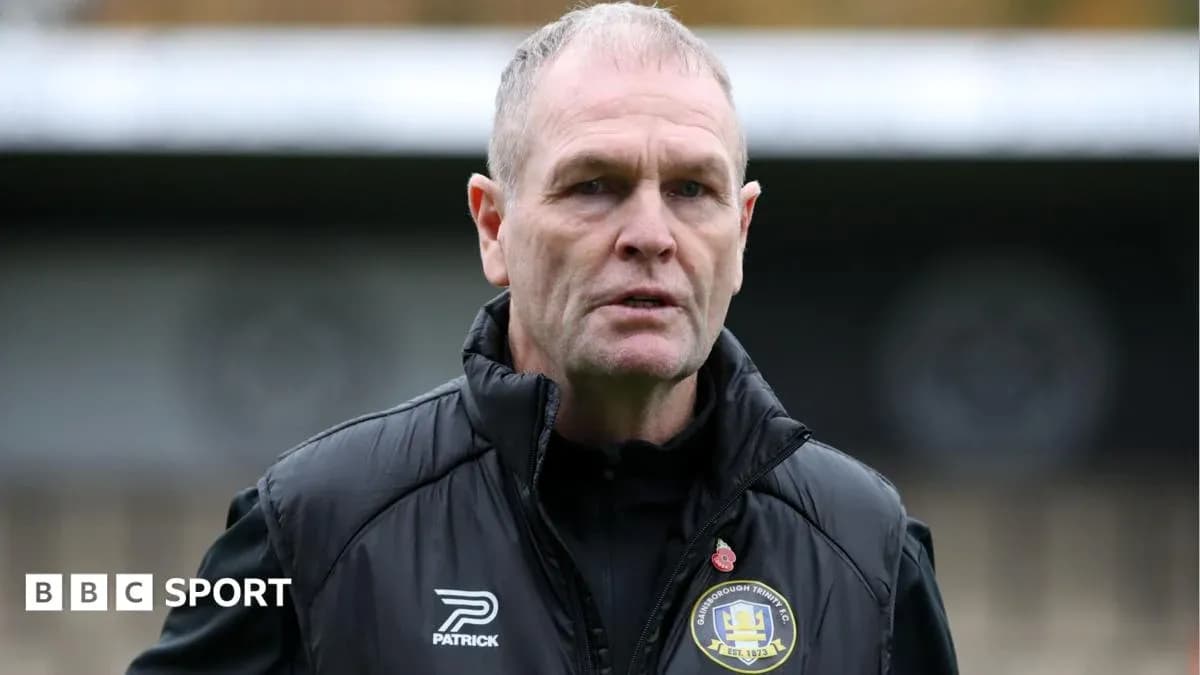 Entrenador de Grimsby Town FC en el campo Entrenador de Grimsby Town FC en el campo
