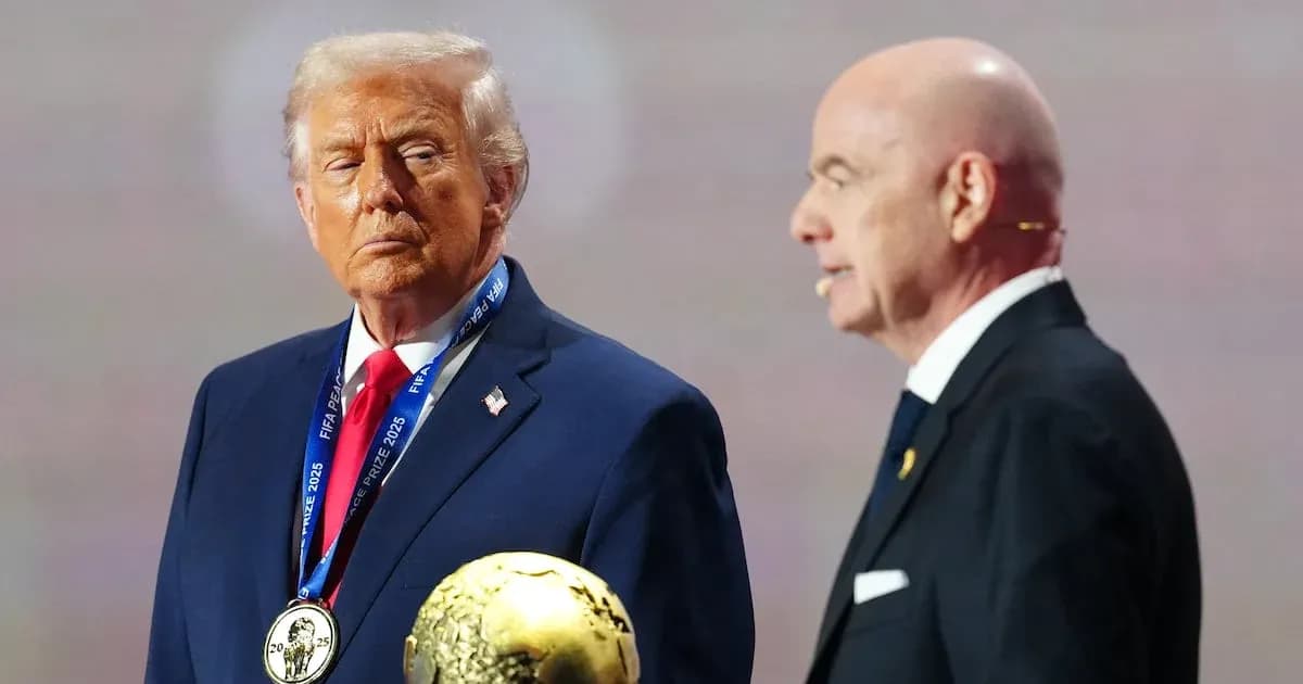 Donald Trump recibiendo premio FIFA en ceremonia Donald Trump recibiendo premio FIFA en ceremonia