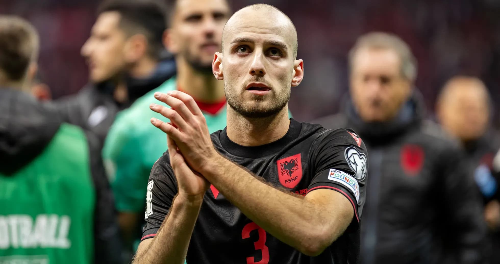 Jugador de Albania aplaudiendo tras el partido Jugador de Albania aplaudiendo tras el partido