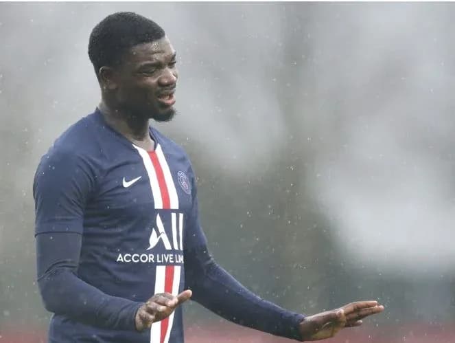 Jugador de PSG entrenando bajo la lluvia Jugador de PSG entrenando bajo la lluvia