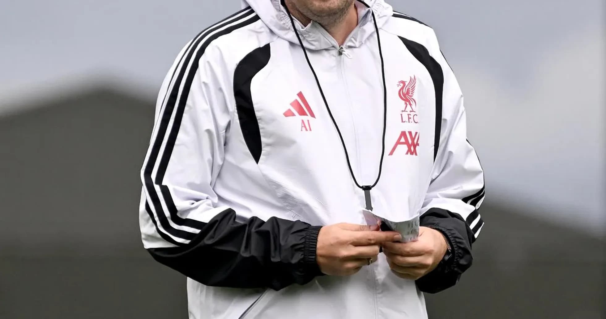 Entrenador de Liverpool caminando durante sesión de entrenamiento Entrenador de Liverpool caminando durante sesión de entrenamiento
