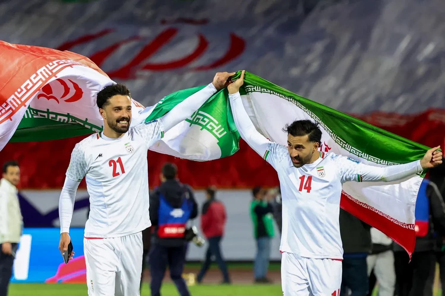 Jugadores de Irán celebrando con banderas Jugadores de Irán celebrando con banderas