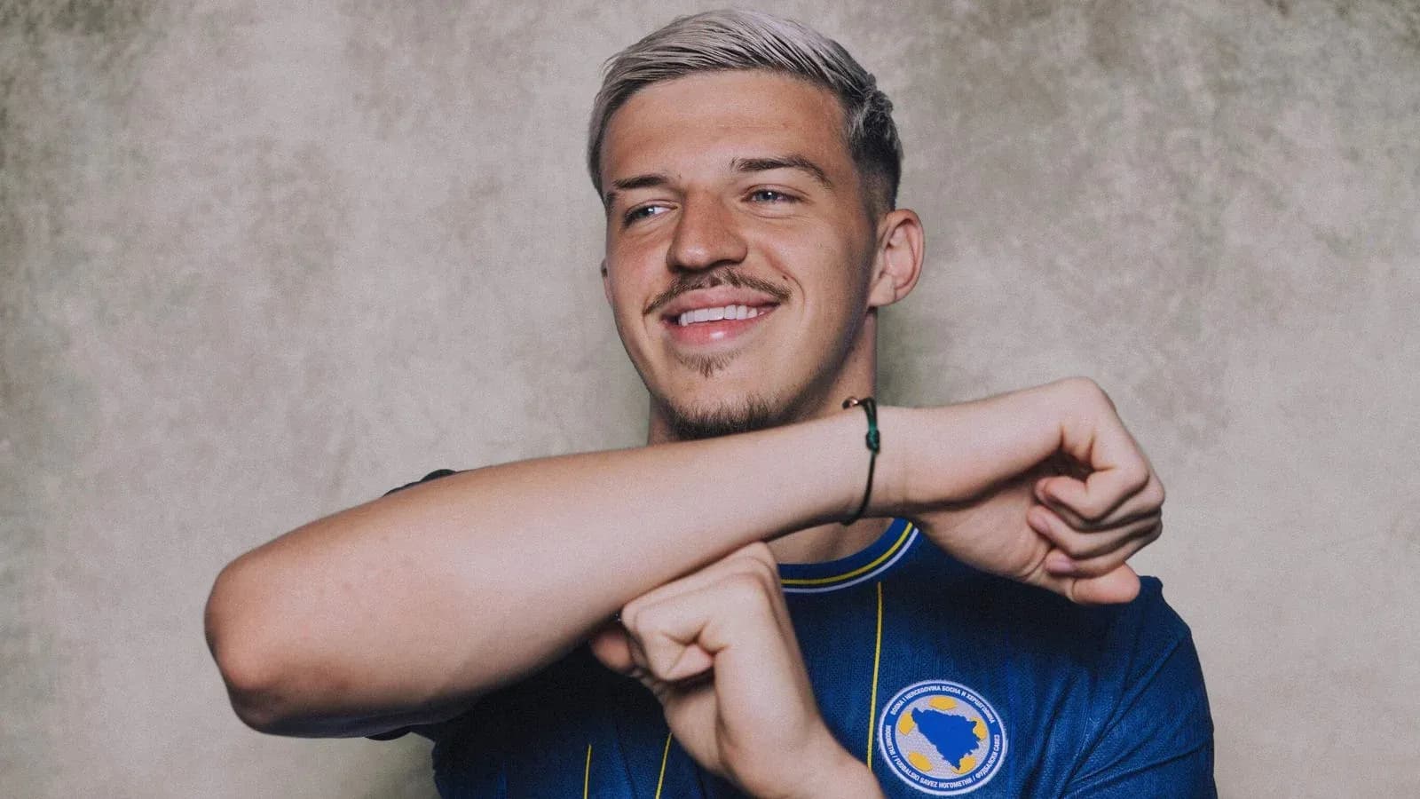 Jugador sonriente con camiseta de Bosnia y Herzegovina Jugador sonriente con camiseta de Bosnia y Herzegovina
