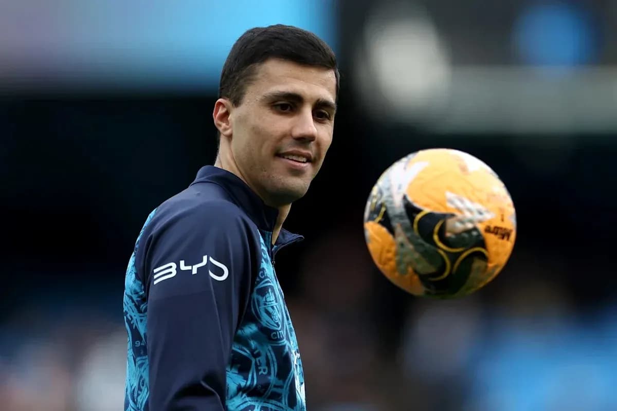 Jugador sosteniendo un balón de fútbol durante calentamiento Jugador sosteniendo un balón de fútbol durante calentamiento