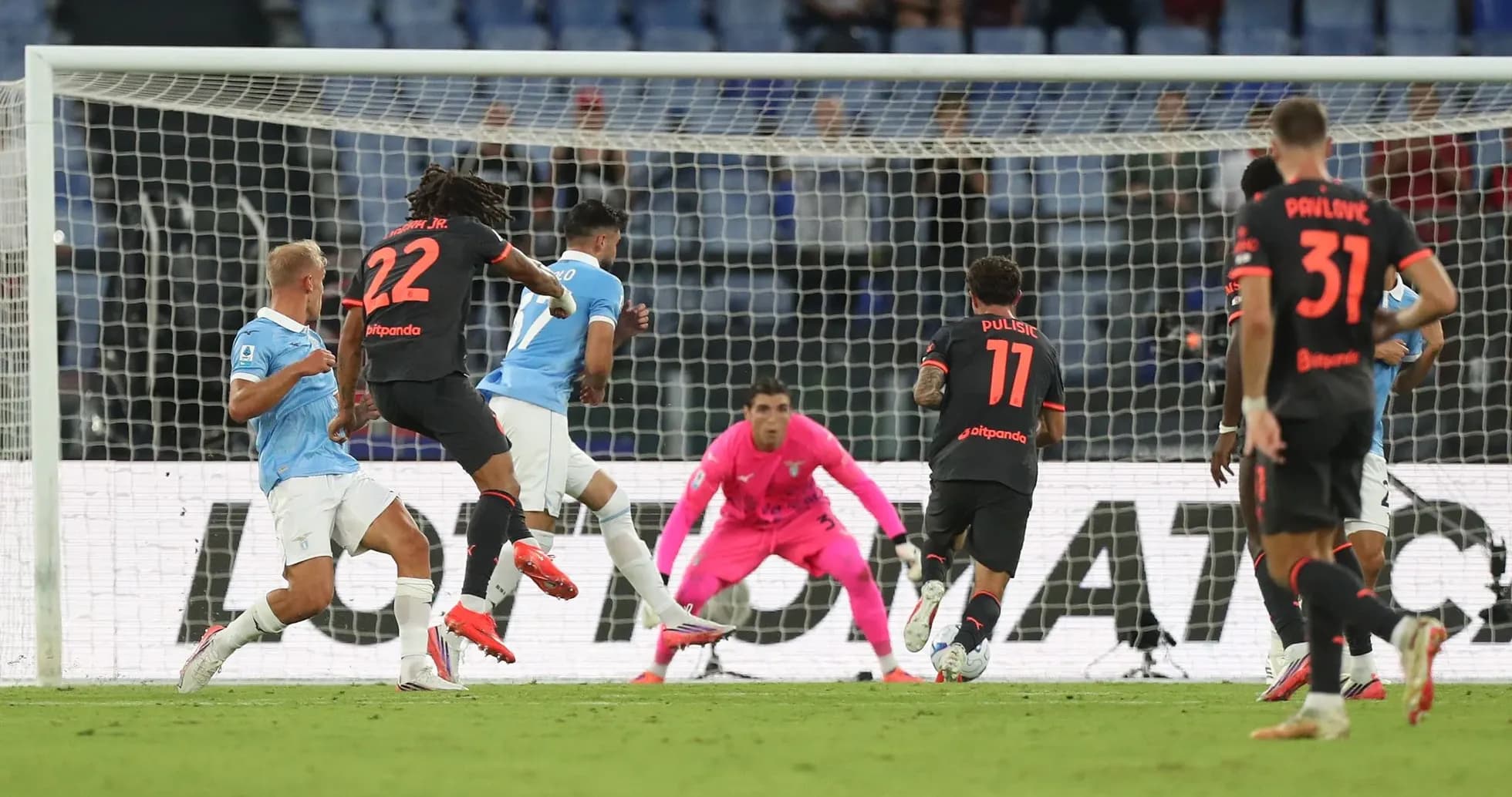 Jugador de Lazio disparando a puerta contra AC Milan Jugador de Lazio disparando a puerta contra AC Milan
