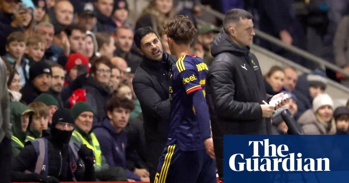 Entrenador hablando con jugador durante el partido Entrenador hablando con jugador durante el partido