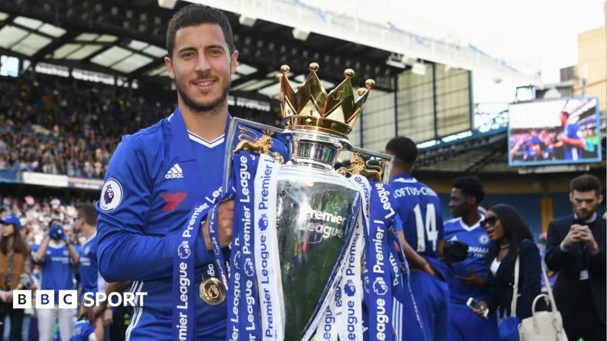 Jugador levantando el trofeo de la Premier League Jugador levantando el trofeo de la Premier League