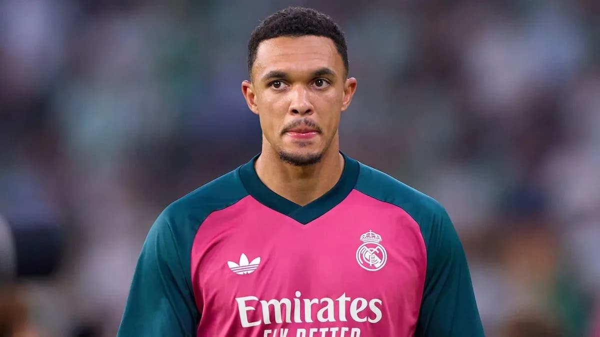 Portero de Real Madrid en uniforme rosa durante partido Portero de Real Madrid en uniforme rosa durante partido
