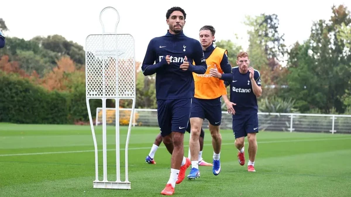 Jugadores de Tottenham corriendo en entrenamiento Jugadores de Tottenham corriendo en entrenamiento
