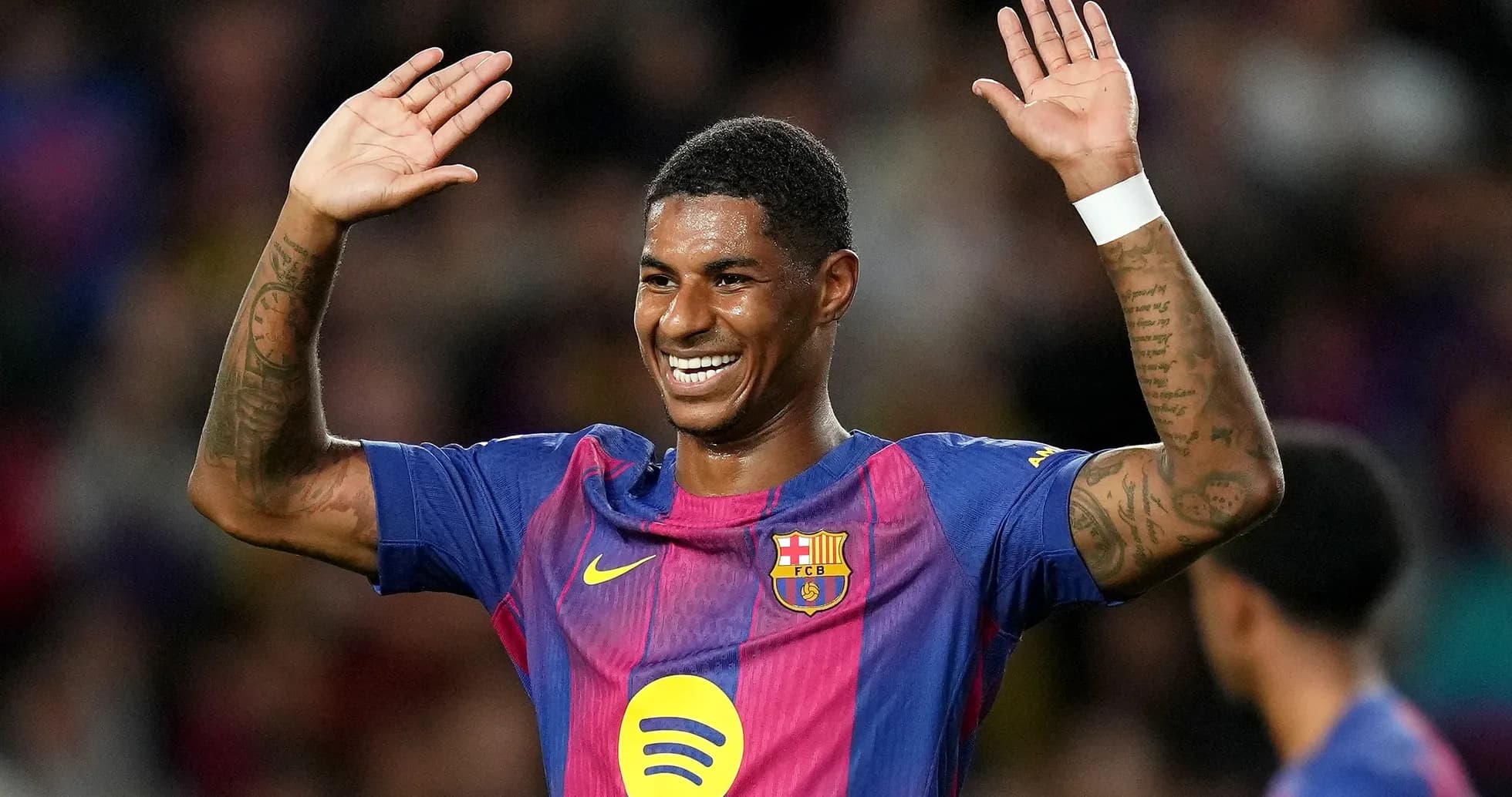 Jugador del FC Barcelona celebrando con las manos arriba Jugador del FC Barcelona celebrando con las manos arriba