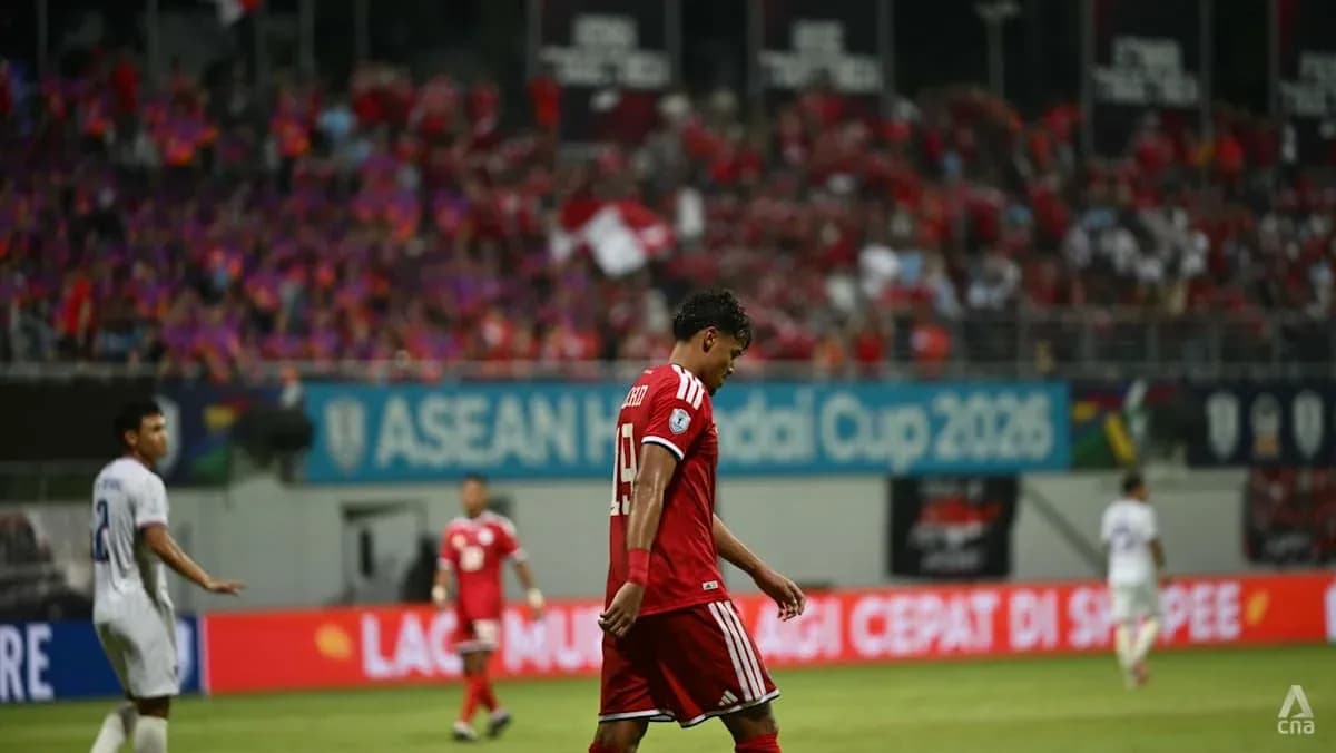 Jugador caminando con la cabeza agachada en partido Jugador caminando con la cabeza agachada en partido