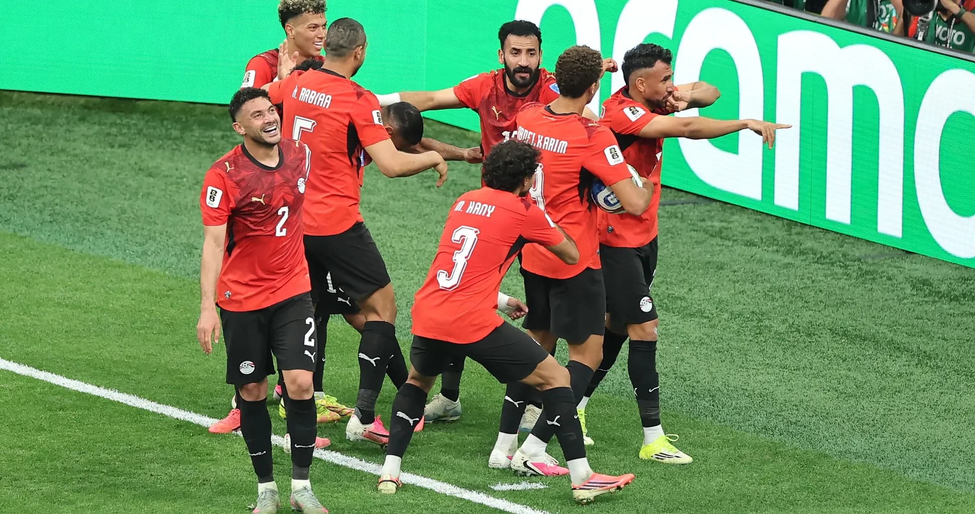 Jugadores de Egipto celebrando un gol en el campo Jugadores de Egipto celebrando un gol en el campo