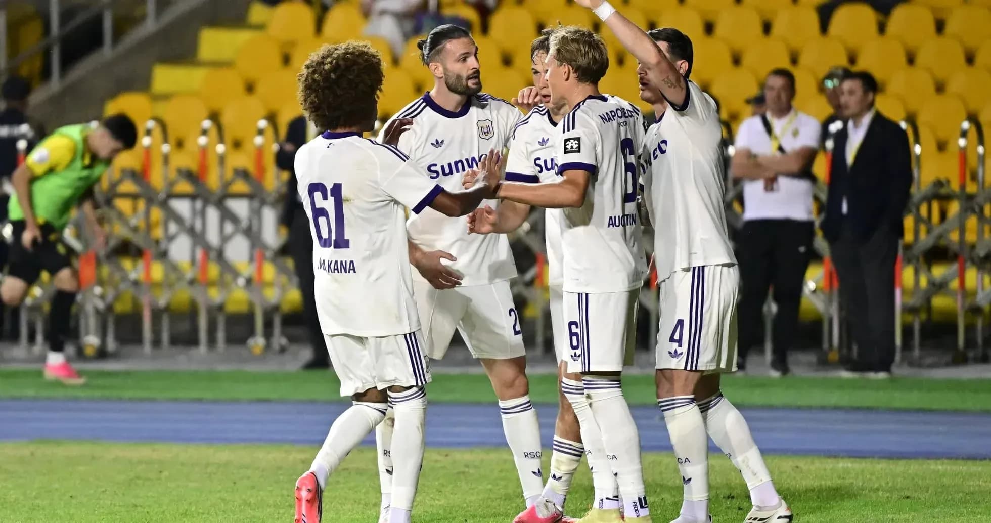 Jugadores de Anderlecht celebrando un gol Jugadores de Anderlecht celebrando un gol