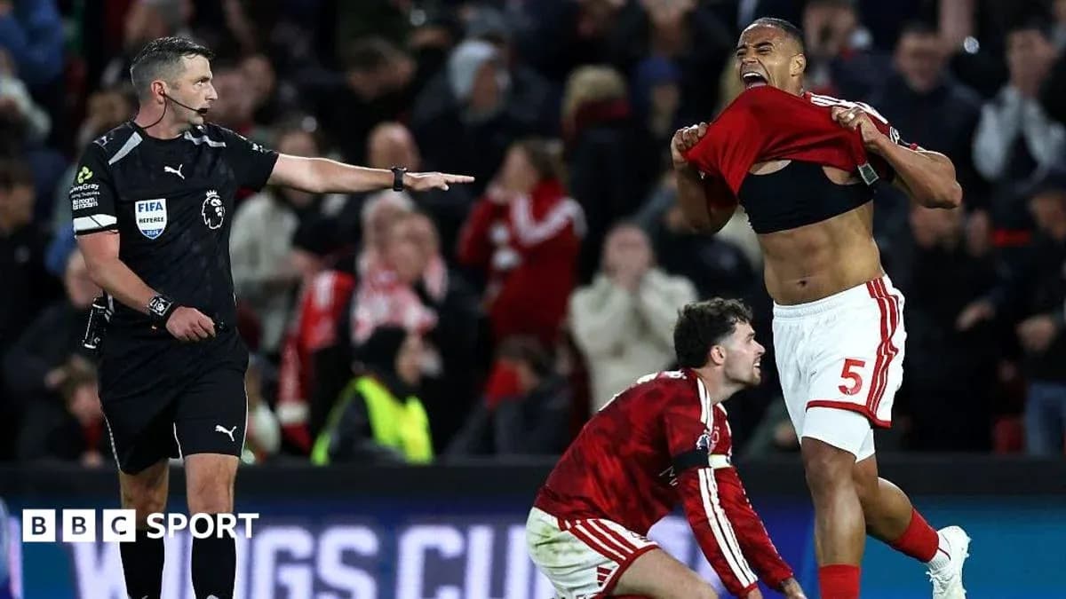 Jugador celebrando mientras el árbitro señala una falta Jugador celebrando mientras el árbitro señala una falta