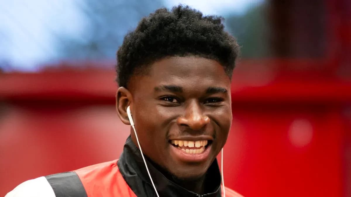 Jugador sonriendo con auriculares en entrenamiento Jugador sonriendo con auriculares en entrenamiento
