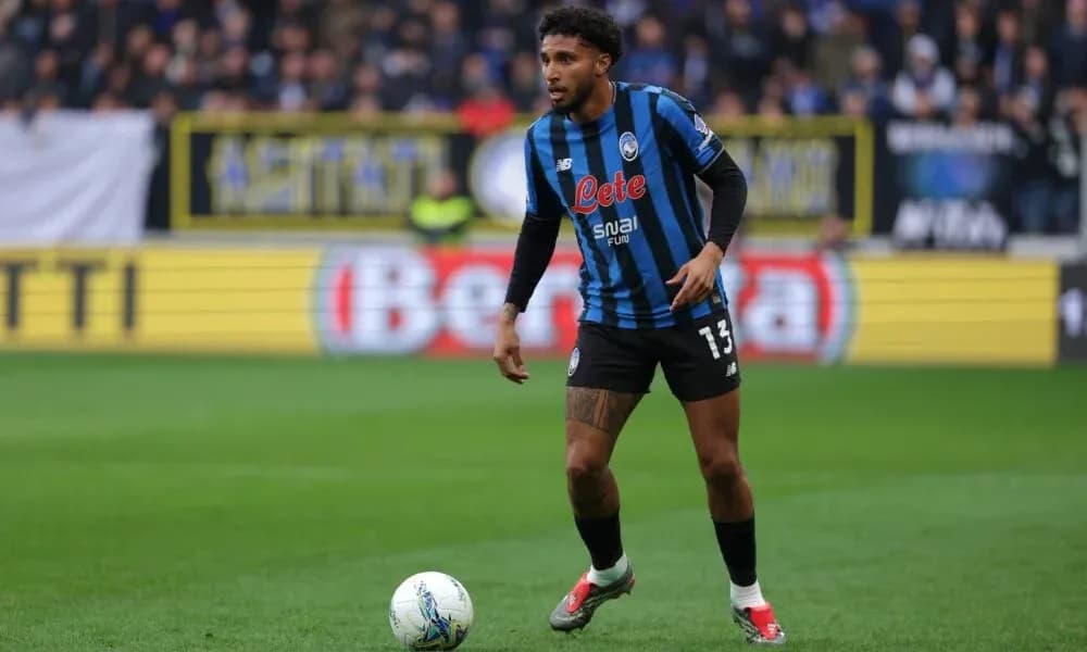 Jugador de Atalanta en acción con balón durante partido Jugador de Atalanta en acción con balón durante partido
