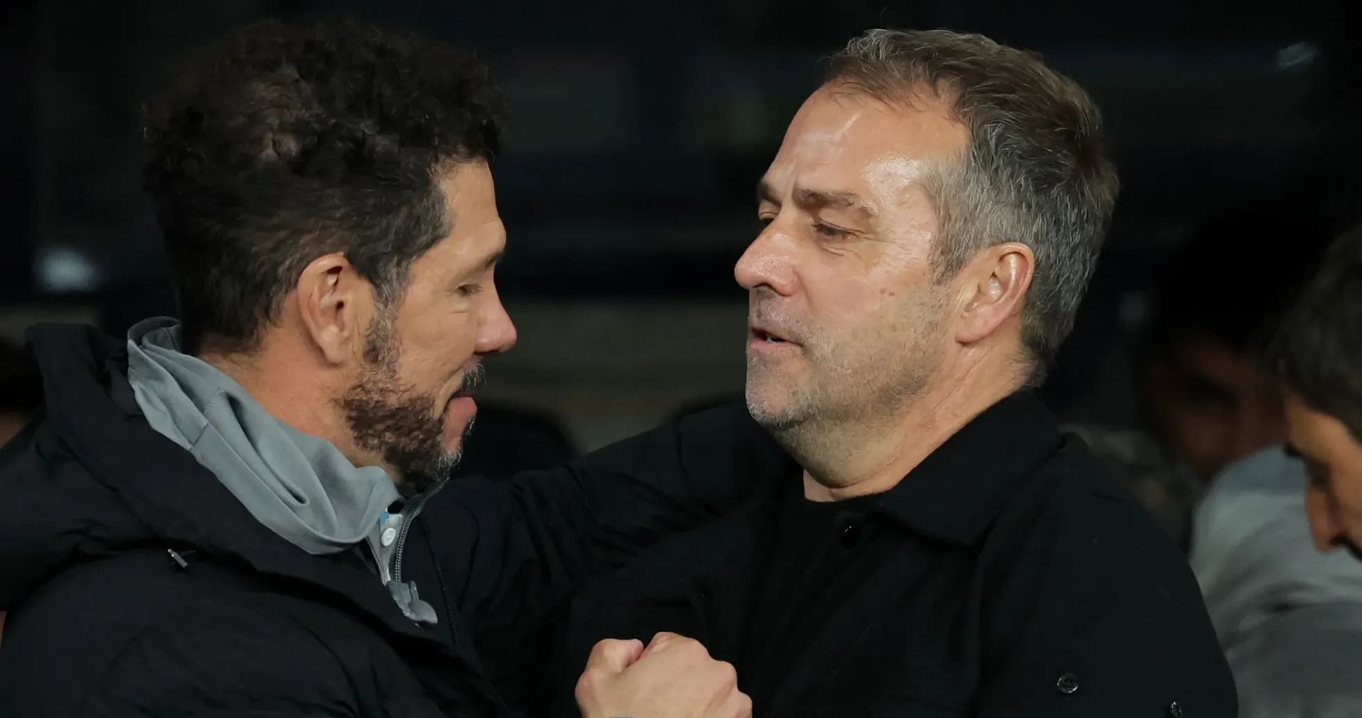 Entrenadores saludándose en el banquillo del partido Entrenadores saludándose en el banquillo del partido