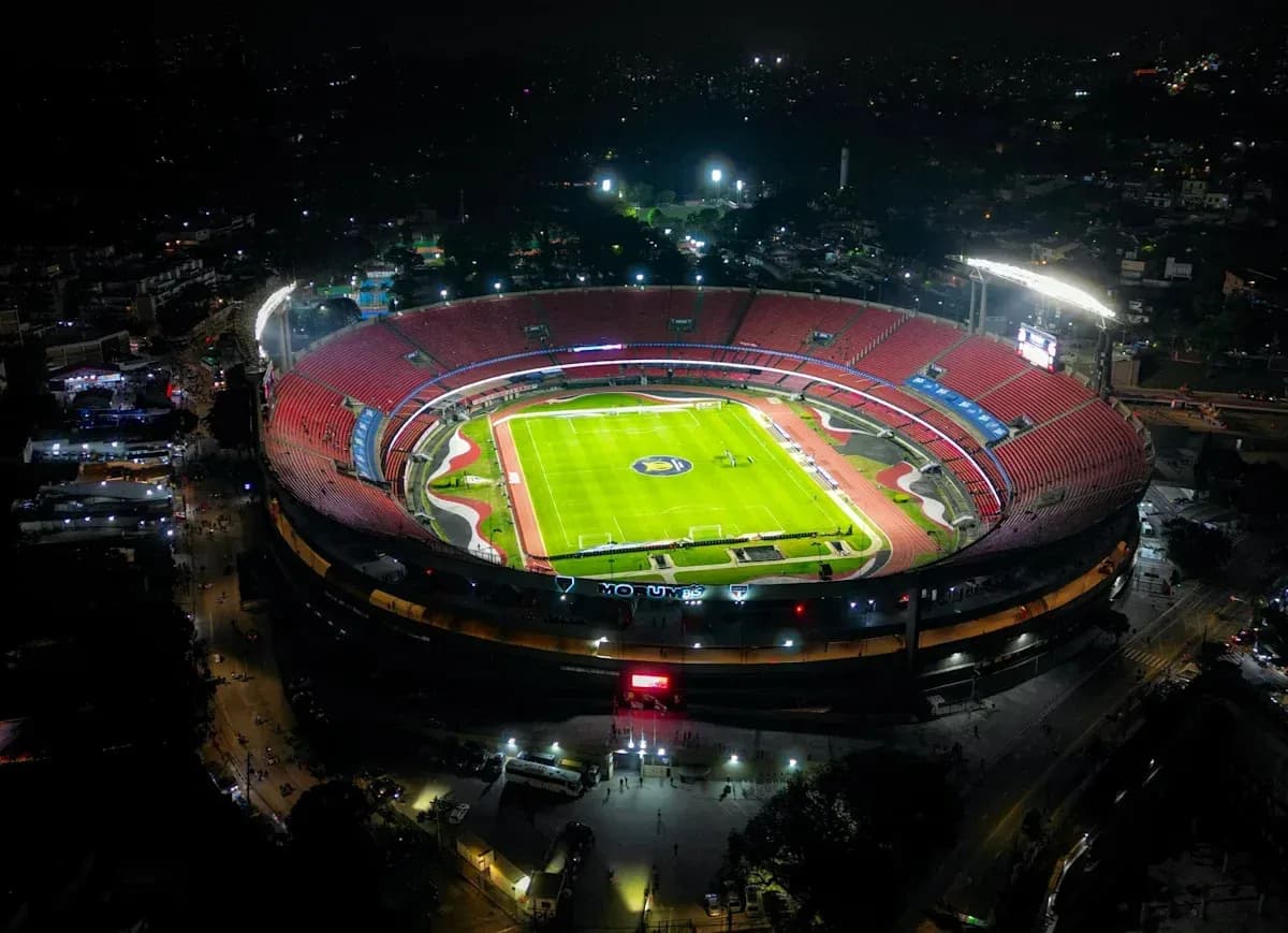 Estadio Morumbi iluminado por la noche Estadio Morumbi iluminado por la noche
