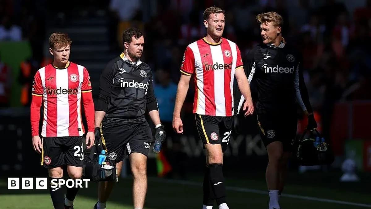 Jugadores de Brentford saliendo del campo tras el partido Jugadores de Brentford saliendo del campo tras el partido