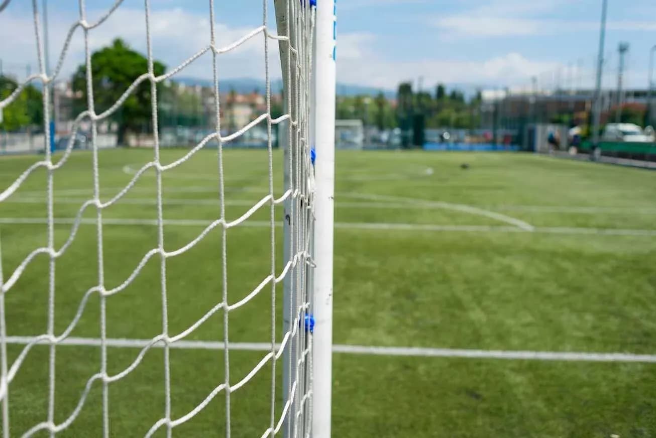 Portería de fútbol en campo de césped artificial Portería de fútbol en campo de césped artificial