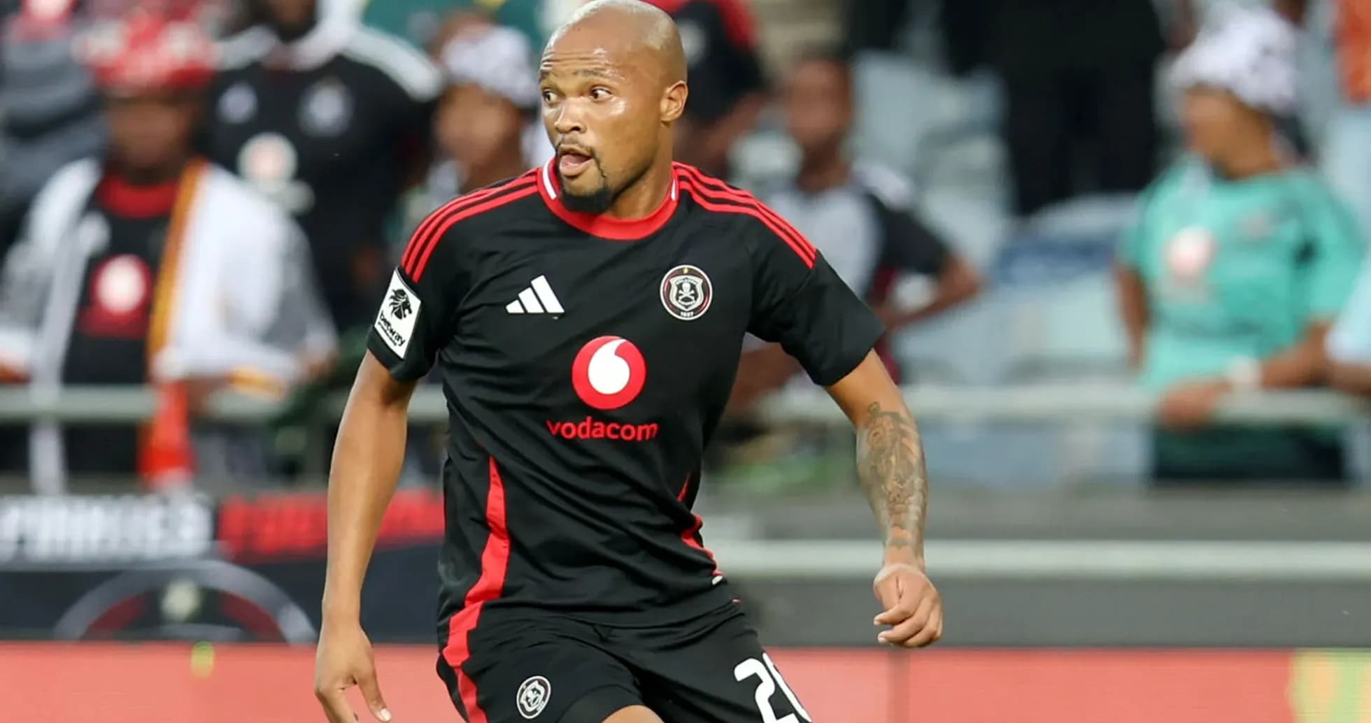 Jugador de Orlando Pirates en acción durante el partido Jugador de Orlando Pirates en acción durante el partido