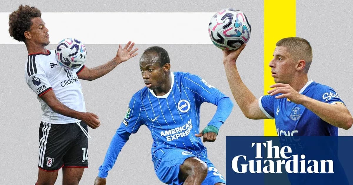 Tres jugadores lanzando el balón en acción Tres jugadores lanzando el balón en acción