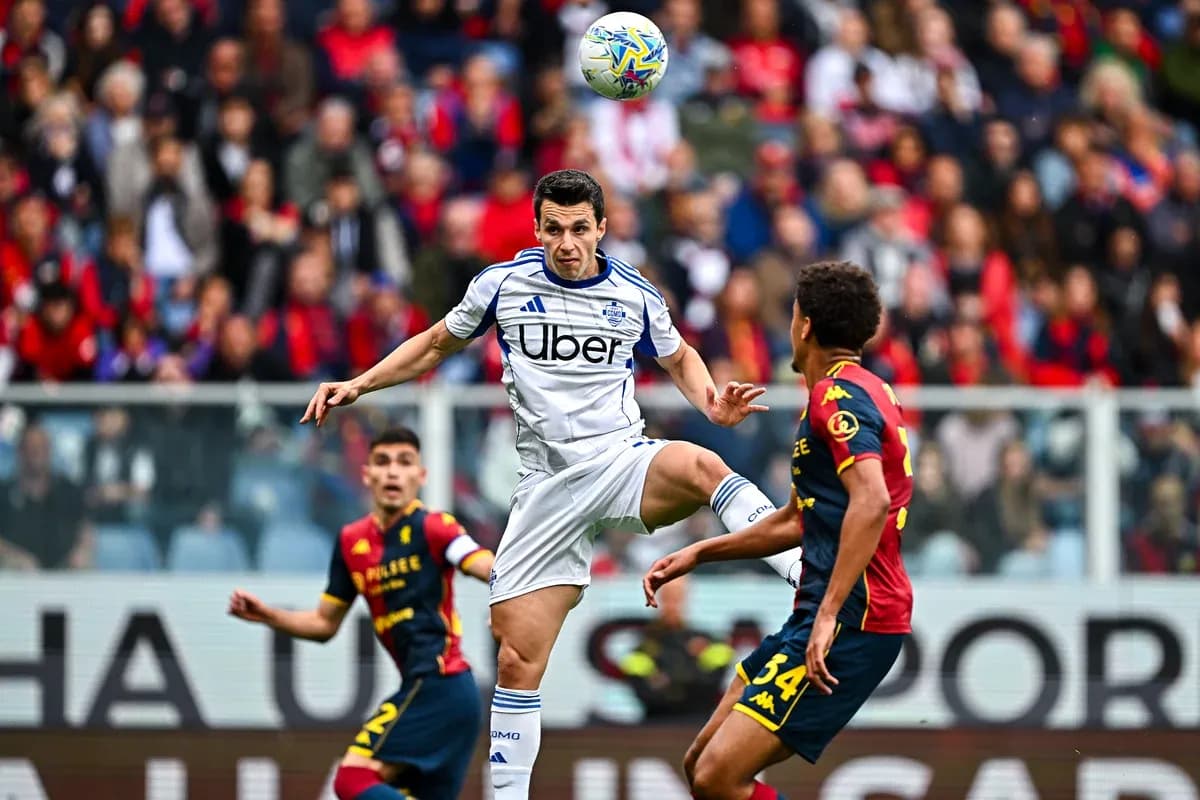 Jugadores de Genoa y Como disputando el balón Jugadores de Genoa y Como disputando el balón