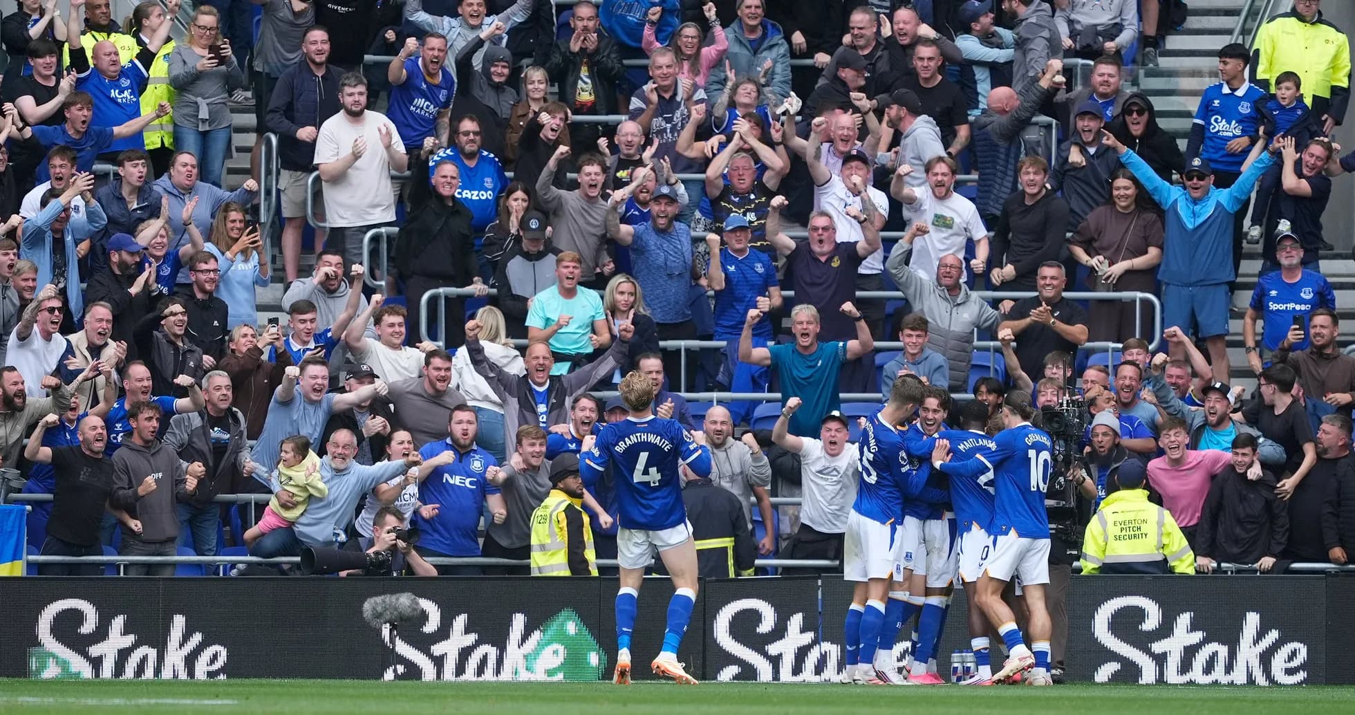Aficionados de Everton celebrando un gol Aficionados de Everton celebrando un gol