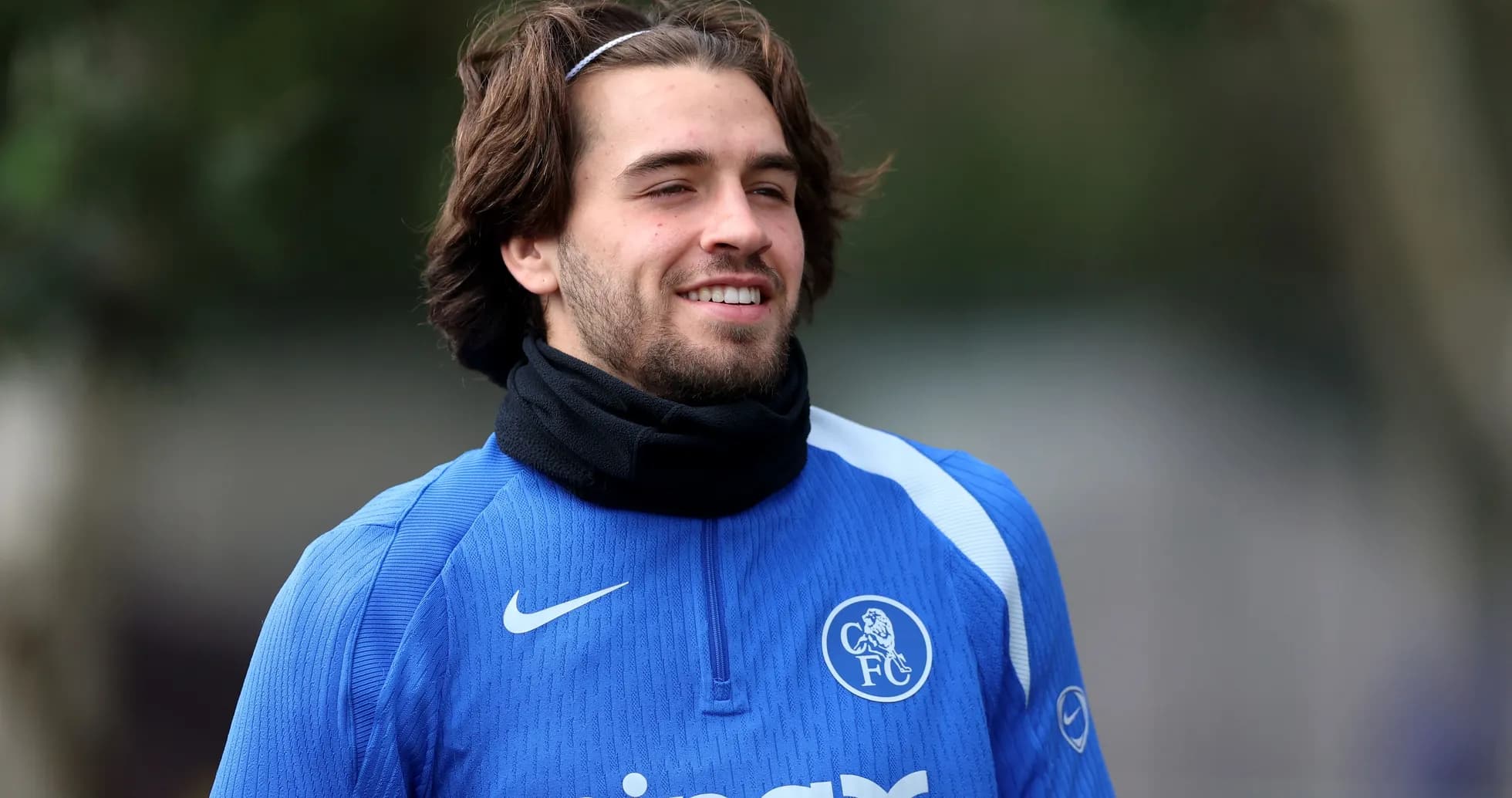 Jugador de Chelsea entrenando con camiseta azul Jugador de Chelsea entrenando con camiseta azul