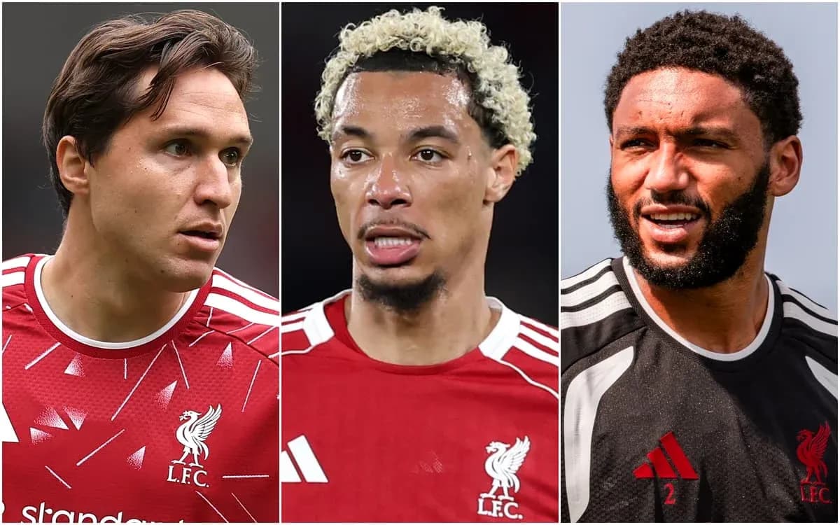 Tres jugadores de Liverpool en camisetas del equipo Tres jugadores de Liverpool en camisetas del equipo