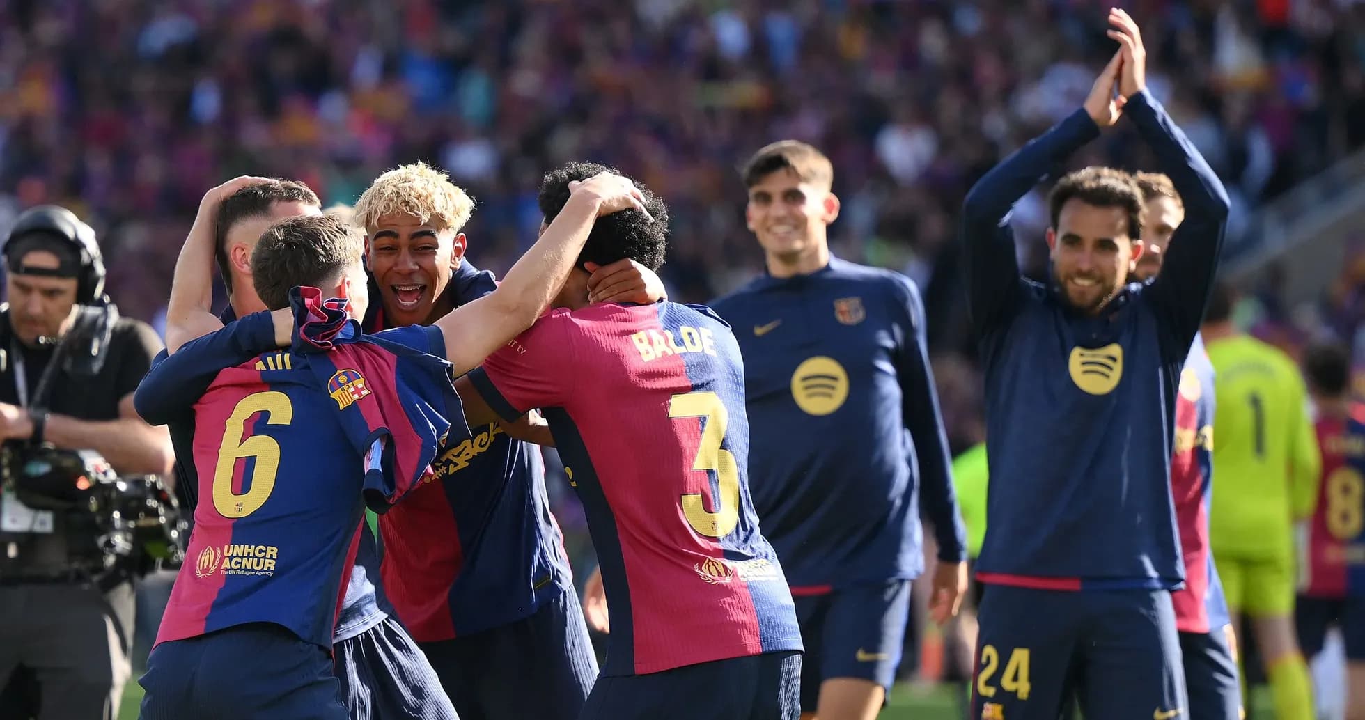 Jugadores del FC Barcelona celebrando en el campo Jugadores del FC Barcelona celebrando en el campo