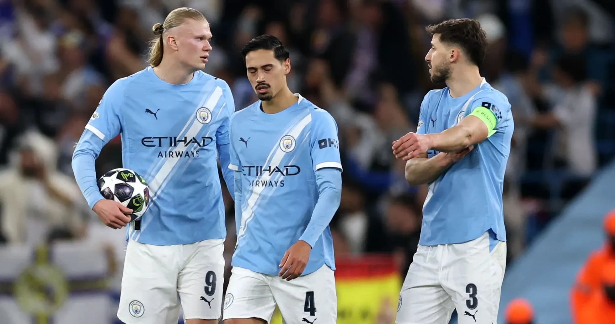 Jugadores de Manchester City con balón en el campo Jugadores de Manchester City con balón en el campo