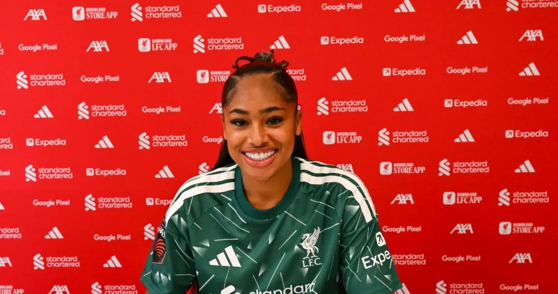 Jugadora de Liverpool en conferencia de prensa sonriente Jugadora de Liverpool en conferencia de prensa sonriente