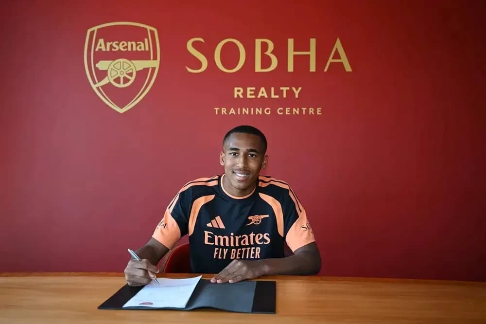 Jugador firmando contrato en centro de entrenamiento Arsenal Jugador firmando contrato en centro de entrenamiento Arsenal