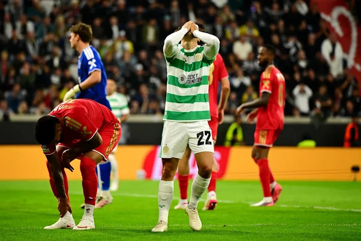 Jugador de Celtic lamentándose durante el partido Jugador de Celtic lamentándose durante el partido