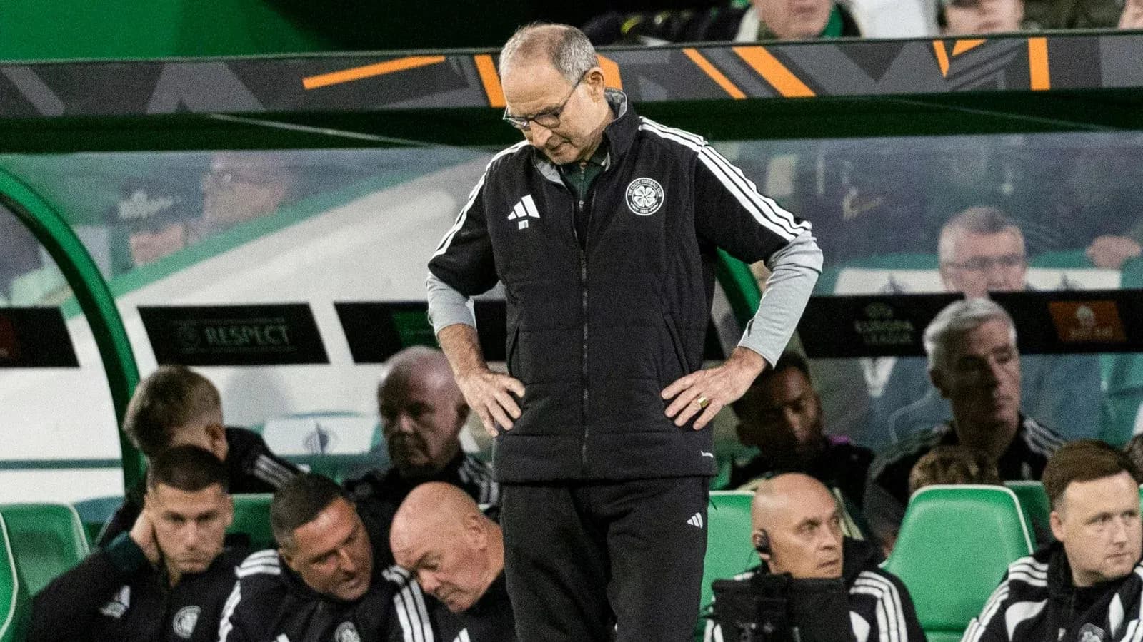 Entrenador de pie con cabeza agachada en banquillo Entrenador de pie con cabeza agachada en banquillo