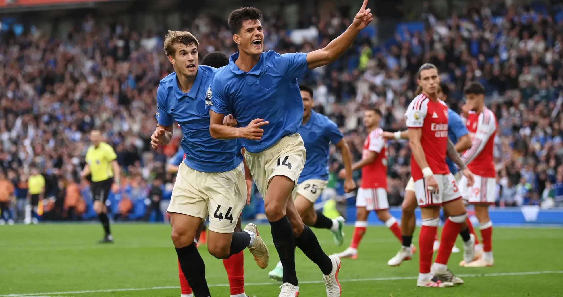 Jugadores de Brighton celebrando un gol Jugadores de Brighton celebrando un gol