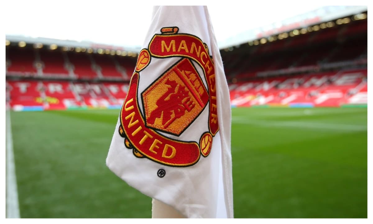 Bandera con el escudo de Manchester United en el estadio Bandera con el escudo de Manchester United en el estadio