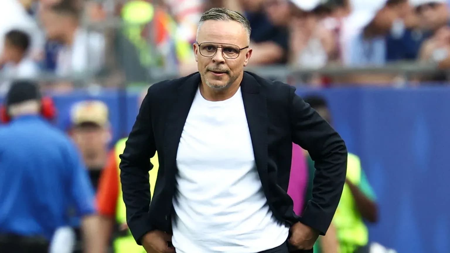 Entrenador en el campo durante un partido Entrenador en el campo durante un partido