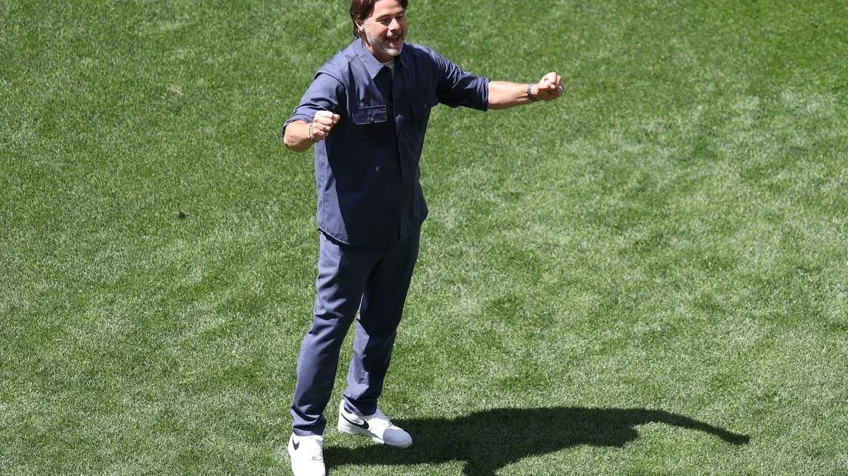 Entrenador animando a su equipo en el campo Entrenador animando a su equipo en el campo