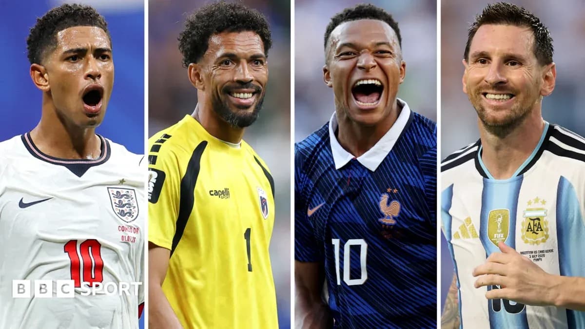 Cuatro jugadores de fútbol posando en diferentes camisetas Cuatro jugadores de fútbol posando en diferentes camisetas