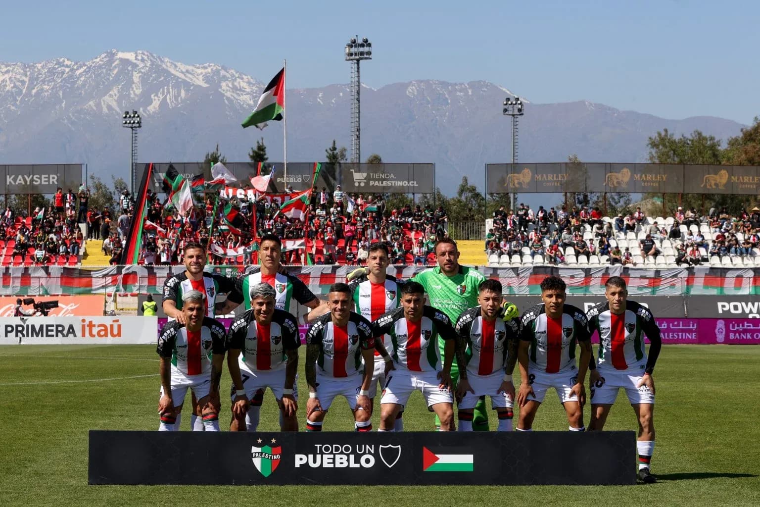 Equipo Palestino posando antes del partido Equipo Palestino posando antes del partido