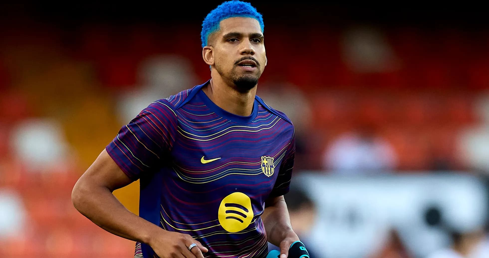 Jugador con camiseta del Barcelona calentando en el campo Jugador con camiseta del Barcelona calentando en el campo